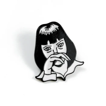 Пънк момиче икони Миа Уолъс карикатура на емайла на жени черно-бял класически герои на филма брошка за дрехи отличителни игли за жени бижута