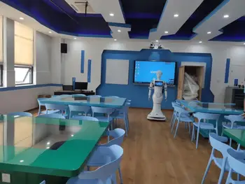 Проект на програма за растеж студенти от университета в обучителен материал Хуманоиден робот, разпознаване на лица, получаващи Робот Глас ръководство робот